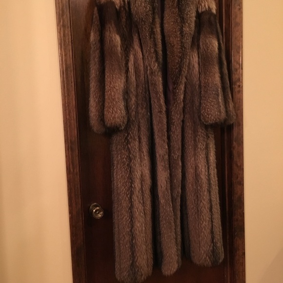 Luxurious Brown Fur Coat - Picture 7 of 8
